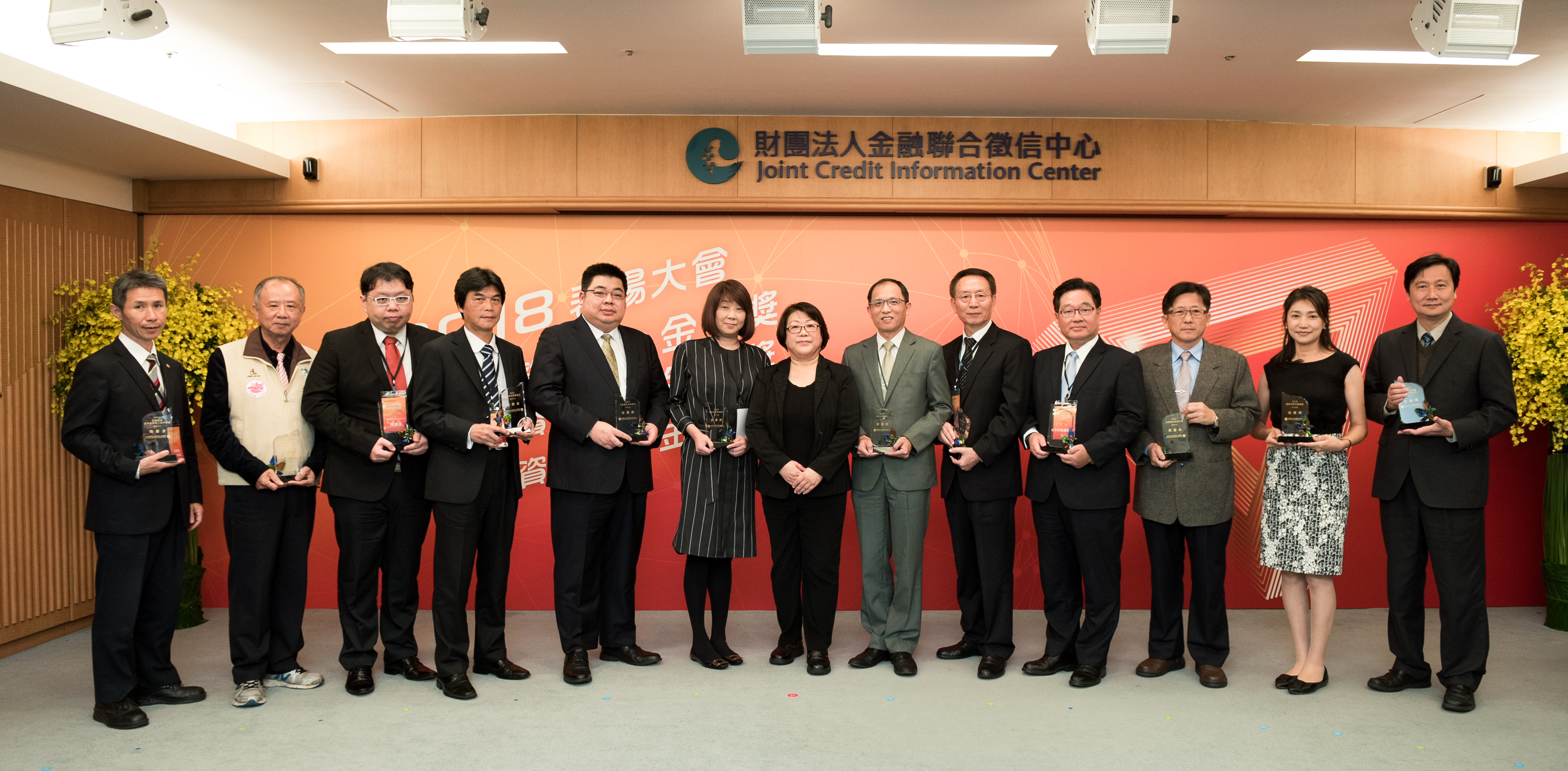 中華民國銀行公會楊秘書長枏頒發「金優獎」績優機構，與績優機構代表合照。