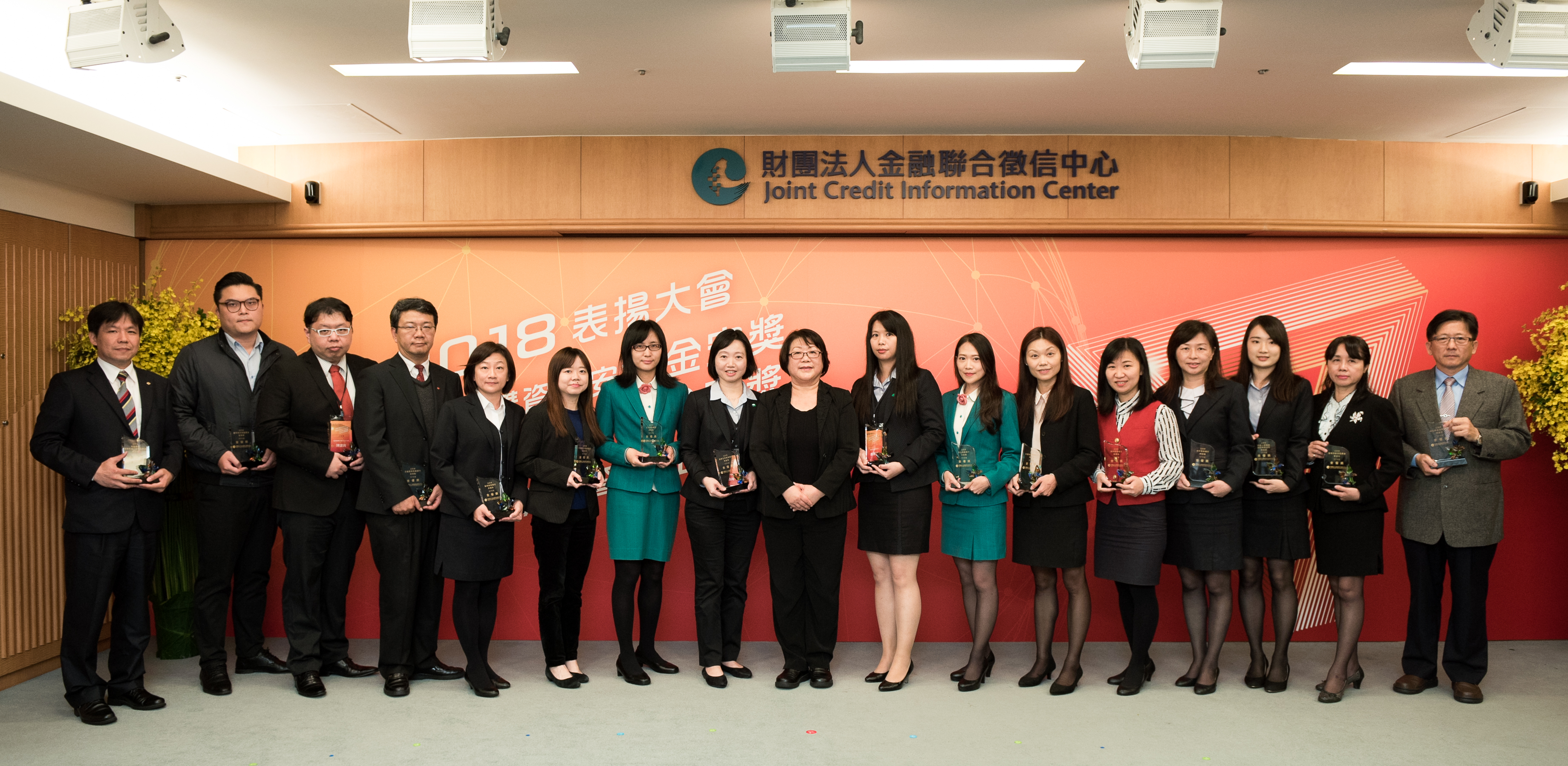 中華民國銀行公會楊秘書長枏頒發「金優獎」績優人員，與績優人員合照。